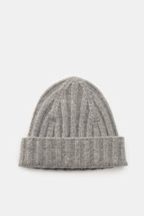 von Braun Cashmere Mütze hellgrau, Detailaufnahme von oben, klassisches Rippstrickmuster, schmaler Umschlag, feines Strickbild, reine Cashmere-Qualität, sehr weicher Griff, zeitloses Design für Herbst und Winter