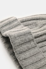 Nahaufnahme der von Braun Cashmere Mütze hellgrau mit schmalem Umschlag, feinem Rippstrickmuster aus reinem, weichem Cashmere, seitliche Perspektive.