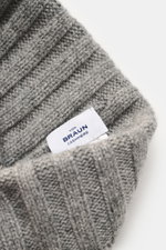 Nahaufnahme der von Braun Cashmere Mütze hellgrau, schmaler Umschlag, klassisches Rippstrickmuster, feines Strickbild aus reinem Cashmere, sehr weich.