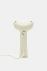Steamery Hand-Steamer 'Cirrus No. 3' beige von vorne fotografiert, kompakt, mit Ein-/Ausschaltknopf, recycelbarem Kunststoff, 90ml Wassertank.