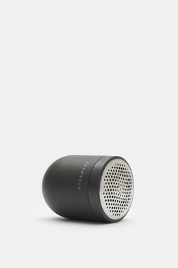Steamery Fabric Shaver 'Pilo No. 2' anthrazit, nah von vorne seitlich, Kunststoff, USB-C, 2h Laufzeit, 9000 U/min, inkl. Bürste, 152g, 8,5x6,5 cm.