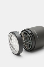 Steamery Fabric Shaver 'Pilo No. 2' anthrazit mit abgenommenem Deckel, Nahaufnahme von schräg vorne, USB-C, 2h Akku, 9000 U/min, 152g, Kunststoff.