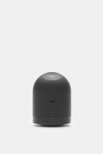 Steamery Fabric Shaver 'Pilo No. 2' anthrazit aus Kunststoff, von vorn fotografiert, mit Ein-/Ausschaltknopf, USB-C, 2h Laufzeit, 152g, 8,5x6,5cm.