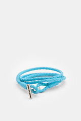 Tom Ford Armband azurblau/silber aus geflochtenem Glattleder mit goldfarbener T-Schließe, schlaufenverschluss, Perspektive von schräg oben.