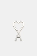 Ami Paris Schlüsselanhänger silber, unisex accessory photographed from above, shows a silver carabiner shaped as a heart with an 'A' below. <p>Unisex Accessoire von AMI PARIS: Dieser praktische Begleiter mit dem markentypischen 'A' mit Herz hält Ihre Schl