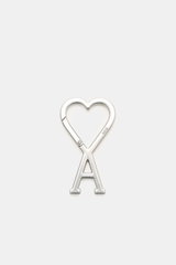 Ami Paris Schlüsselanhänger silber, unisex accessory photographed from above, shows a silver carabiner shaped as a heart with an 'A' below. <p>Unisex Accessoire von AMI PARIS: Dieser praktische Begleiter mit dem markentypischen 'A' mit Herz hält Ihre Schl