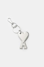 Top-down view of Ami Paris Schlüsselanhänger silber, a silver keychain with a heart-shaped 'A' logo charm, keyring, and carabiner.

<p>Unisex Accessoire von AMI PARIS: Dieser praktische Begleiter mit dem markentypischen 'A' mit Herz hält Ihre Schlüssel an