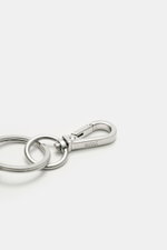 Ami Paris Schlüsselanhänger silber shown from a close-up side angle, featuring a silver keyring with a heart-logo carabiner clip.

<p>Unisex Accessoire von AMI PARIS: Dieser praktische Begleiter mit dem markentypischen 'A' mit Herz hält Ihre Schlüssel an 