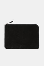 Schwarzes 04651/ A trip in a bag Laptop Sleeve aus Nubukleder, frontal von oben fotografiert, mit Reißverschluss und 04651/-Prägung.