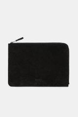 Schwarzes 04651/ A trip in a bag Laptop Sleeve aus Nubukleder, frontal von oben fotografiert, mit Reißverschluss und 04651/-Prägung.