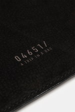 Schwarzes Nubukleder des 04651/ A trip in a bag Laptop Sleeve schwarz mit Prägung, Nahaufnahme von oben, weich gefüttert, Reißverschluss.