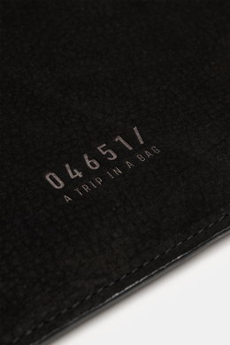 Schwarzes Nubukleder des 04651/ A trip in a bag Laptop Sleeve schwarz mit Prägung, Nahaufnahme von oben, weich gefüttert, Reißverschluss.