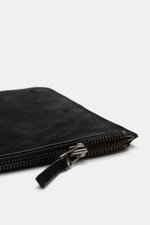 Nahaufnahme des geöffneten Reißverschlusses des 04651/ A trip in a bag Laptop Sleeve schwarz aus Nubukleder, weich gefüttert, ca. 24x35x2 cm, seitliche Perspektive.