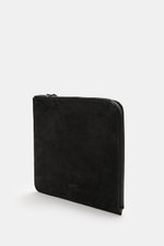 04651/ A trip in a bag Laptop Sleeve schwarz aus Nubukleder, seitliche Nahaufnahme mit Reißverschluss und 04651/-Prägung, gepolstert, weich gefüttert.