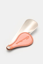 Santoni Schuhlöffel silber mit flexiblem orangefarbenem Ledergriff, SANTONI-Prägung, aus Metall, seitliche Draufsicht, Maße ca. 14x4,5x1,5 cm.