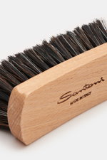 Santoni Polierbürste aus Holz mit SANTONI-Gravur, weichen Rosshaarborsten, handlich, aus Italien, seitlich fotografiert, ca. 11x4x4 cm.