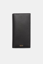 Tom Ford Portemonnaie schwarz aus genarbtem Kalbleder, goldfarbene Prägung, robuste Hardware, frontale Nahaufnahme, Maße ca. 9,5x18x2 cm.