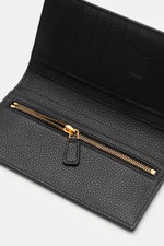 Tom Ford Portemonnaie schwarz aus genarbtem Kalbleder, Detailaufnahme von innen mit goldfarbenem Reißverschluss, 6 Kartenfächern und Zipper-Fach.