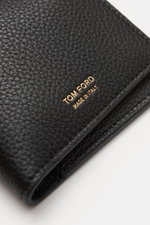 Tom Ford Portemonnaie schwarz, Nahaufnahme von oben auf genarbtes Kalbleder mit goldfarbener Prägung, handgefertigt in Italien.