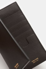 Tom Ford Portemonnaie dunkelbraun aus genarbtem Kalbleder, Detailansicht innen mit 6 Kartenfächern, Zipper-Fach, goldfarbener Prägung, handgefertigt.