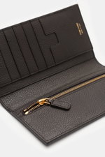 Tom Ford Portemonnaie dunkelbraun aus genarbtem Kalbleder, Hand gefertigt in Italien, Innenansicht schräg oben mit 6 Kartenfächern, Zipper-Fach, Reißverschluss und goldfarbener Prägung.