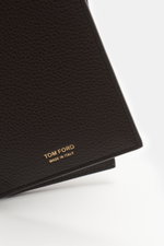 Tom Ford Portemonnaie dunkelbraun aus genarbtem Kalbleder, goldfarbene Prägung, robuste Naht, Detailaufnahme der Vorderseite, handgefertigt in Italien.