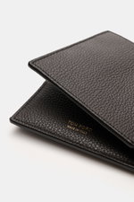 Tom Ford Portemonnaie dunkelbraun aus edlem, markant genarbtem Kalbleder mit goldfarbener Logo-Prägung seitlich fotografiert.