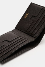 Tom Ford Portemonnaie dunkelbraun aus edlem Kalbleder, mit goldfarbener Prägung, markanter Narbung, acht Kartenfächern, von oben fotografiert.