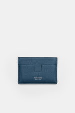 Tom Ford Kartenetui graublau aus genarbtem Kalbleder, Frontansicht, mit fünf Steckfächern, Mittelfach, silberfarbener Prägung, 10x7 cm.
