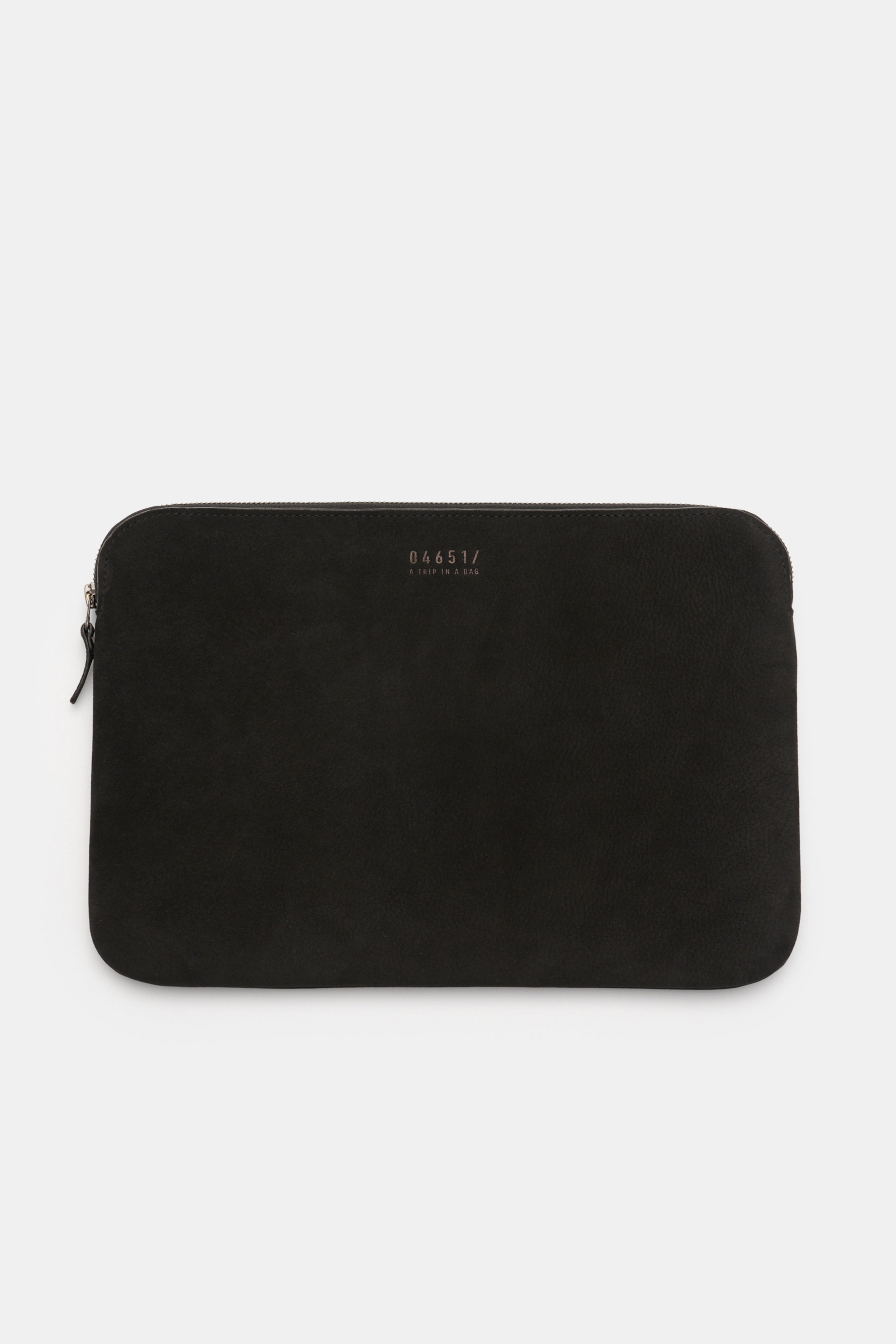 Frontansicht des 04651/ A trip in a bag Laptop Sleeve schwarz aus Nubukleder mit Reißverschluss, Prägung und Textilfutter, 14" gepolstert.