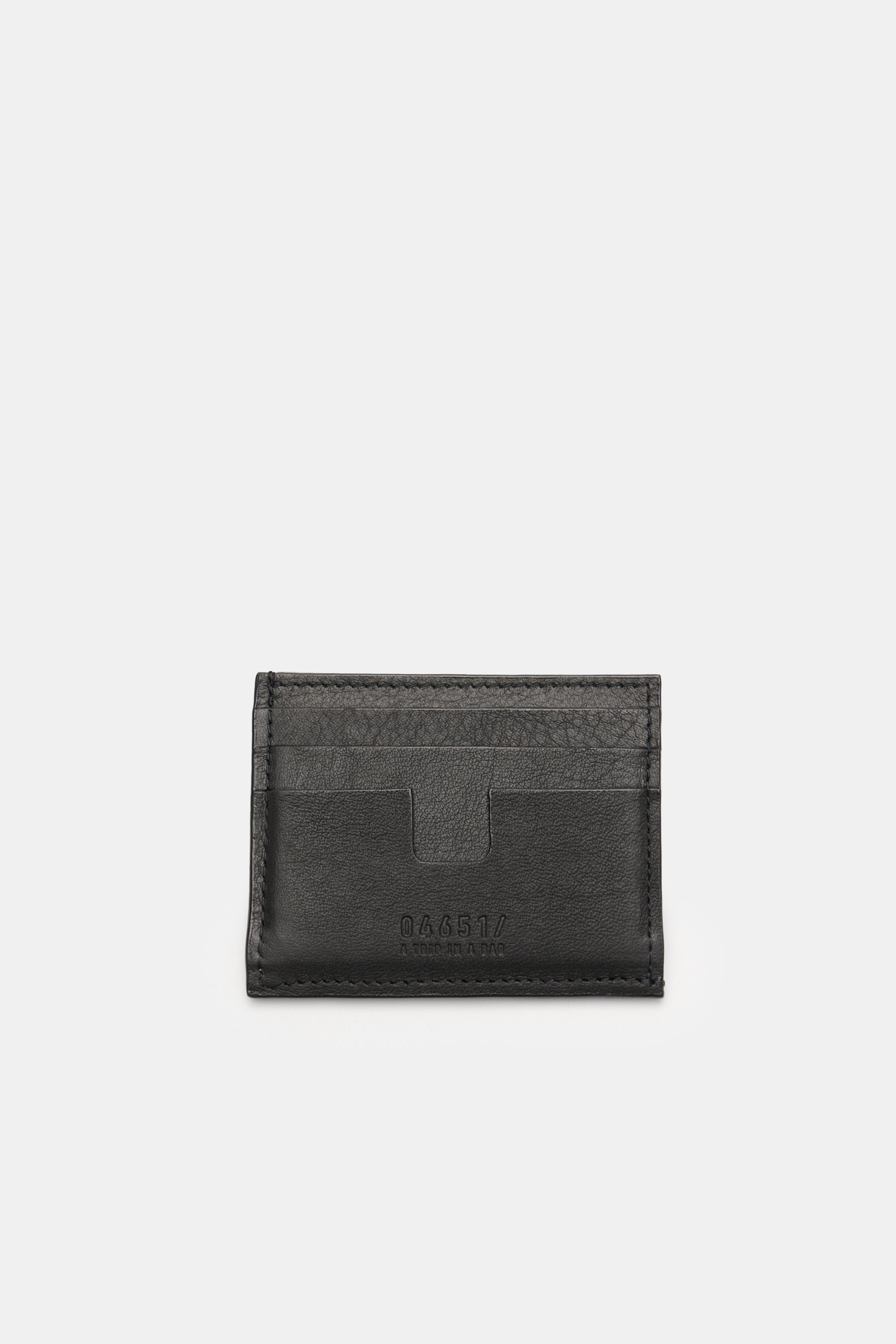 04651/ A trip in a bag Kartenetui schwarz aus edlem Nubukleder, flach mit sechs Kartenfächern, Hauptfach, 04651/-Prägung, ca. 10x8 cm, frontal fotografiert.
