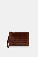 Tom Ford Tasche braun aus hochwertigem Kalbleder im Reptilien-Look, mit silberfarbener Messing-Hardware, Logo-Prägung und Trageschlaufe, frontale Perspektive.