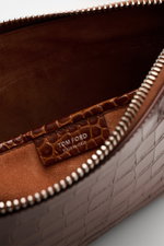 Tom Ford Tasche braun aus edlem Kalbleder mit Reptilien-Look, silberfarbenem Reißverschluss, Innenansicht mit Logoprägung und Steckfach.