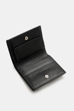 Ami Paris Portemonnaie schwarz, offen von schräg oben fotografiert, fein genarbtes Kalbleder, Münzfach mit Druckknopf, vier Kartensteckfächer.