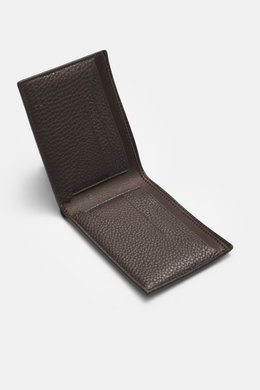 The Row Portemonnaie 'Classic Wallet' dunkelbraun in Nahaufnahme von schräg oben gezeigt, fein genarbtes Leder, sechs Kartenfächer, Banknotenfach, geprägtes Logo, Maße ca. 11x8,5 cm.