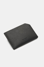 The Row Kartenetui 'CC Wallet' schwarz aus fein genarbtem Leder, mit geprägtem Logo, zwei Steckfächern, seitlich fotografiert, Maße ca. 10x6,5 cm.
