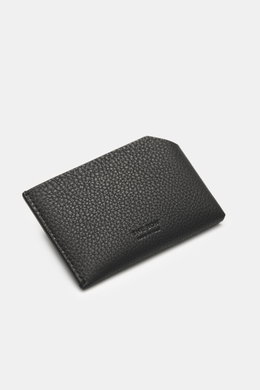 The Row Kartenetui 'CC Wallet' schwarz aus fein genarbtem Leder, mit geprägtem Logo, zwei Steckfächern, seitlich fotografiert, Maße ca. 10x6,5 cm.