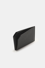 The Row Kartenetui 'CC Wallet' schwarz aus fein genarbtem Leder mit zwei Steckfächern, geprägtem Logo, ca. 10x6,5 cm, seitlich fotografiert.