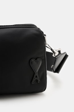 Ami Paris Schultertasche 'Marcel' schwarz, Frontdetail Herz-A, glänzende Microfaser, glatter Griff, Reißverschluss, seitliche Nahaufnahme.