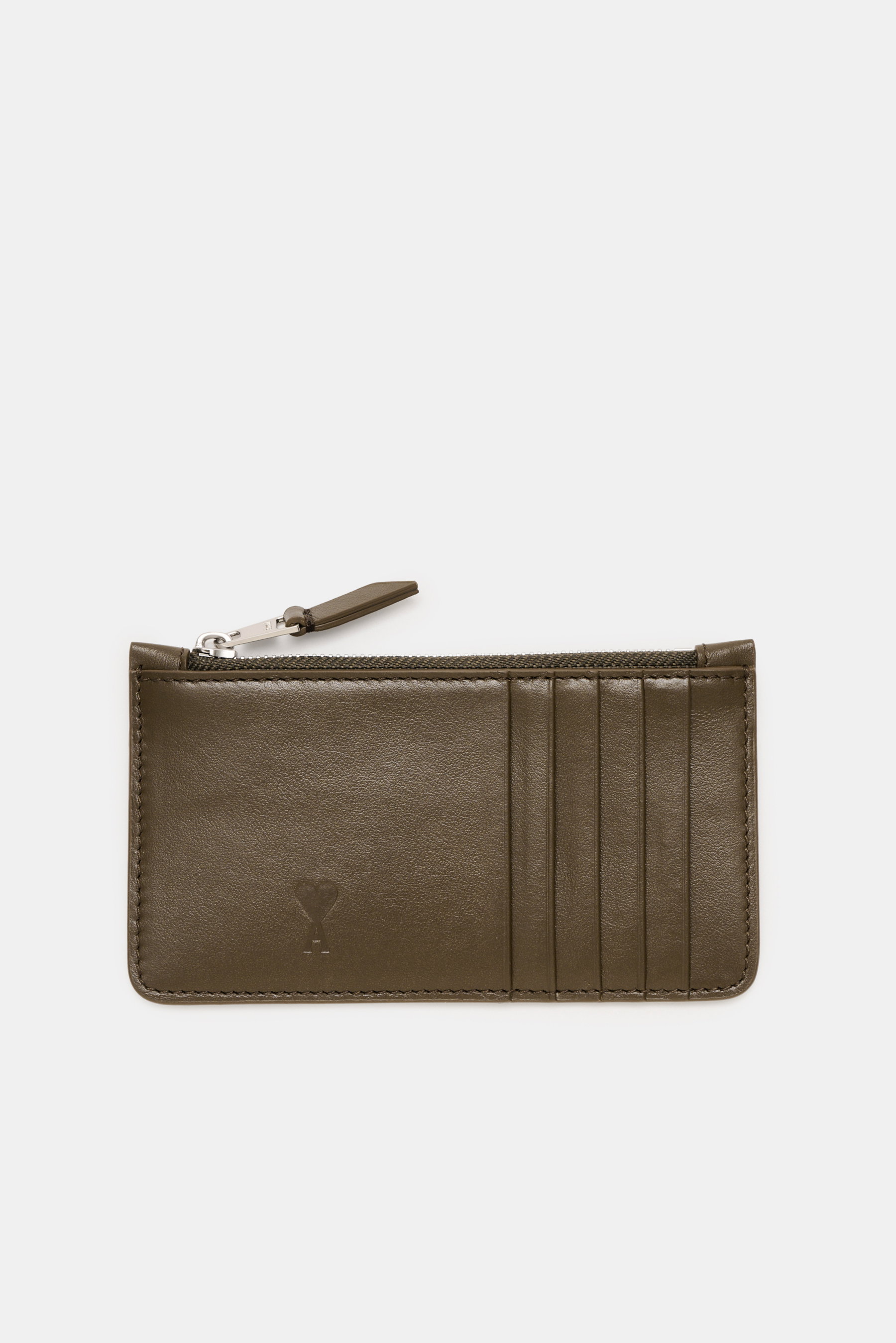 Ami Paris Kartenetui khaki aus fein genarbtem Kalbleder, flach fotografiert, zeigt fünf Steckfächer, Reißverschlussfach, großes Rückfach, Logo vorne, ca. 14x8 cm.