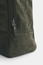 Nahaufnahme des olivfarbenen 04651/ A trip in a bag Weekender '356 Bag' aus Veloursleder mit Reißverschluss und Logo-Prägung, Frontperspektive.