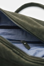 Nahaufnahme des geöffneten Hauptfachs vom 04651/ A trip in a bag Weekender '356 Bag' oliv aus Veloursleder mit Zipper-Fach innen.