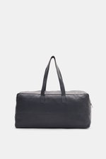Frontansicht des Weekender 'Nubuck' navy 04651/ A trip in a bag aus geschmeidigem Nubukleder mit robusten Tragegriffen und brünierter Hardware.