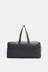Frontansicht des Weekender 'Nubuck' navy 04651/ A trip in a bag aus geschmeidigem Nubukleder mit robusten Tragegriffen und brünierter Hardware.