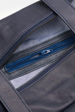 Nahaufnahme des geöffneten Reißverschlussfachs mit gebrandetem Pull-Tag und Textilfutter des 04651/ A trip in a bag Weekender 'Nubuck' navy aus geschmeidigem Nubukleder.