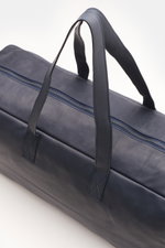 Nahaufnahme des Weekender 'Nubuck' navy von 04651/ A trip in a bag, schräg von oben, edles Nubukleder, robuste Griffe, Reißverschluss.