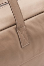 Nahaufnahme der robusten Tragegriffe und Reißverschluss mit gebrandetem Pull-Tag des 04651/ A trip in a bag Weekender 'Nubuck' taupe aus geschmeidigem, edlem Nubukleder.