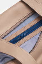 Nahaufnahme des Innenraums vom 04651/ A trip in a bag Weekender 'Nubuck' taupe mit Zipper-Fach, feinem Nubukleder und Futterstoff aus Textil.