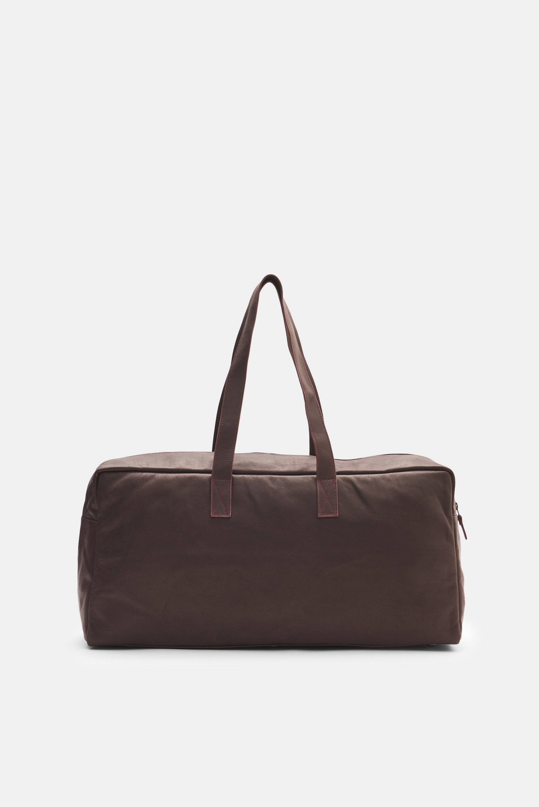Vorderansicht des 04651/ A trip in a bag Weekender 'Nubuck' bordeaux aus edlem Nubukleder mit robusten Tragegriffen und brünierter Hardware.
