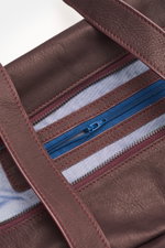 Nahaufnahme des Innenraums vom 04651/ A trip in a bag Weekender 'Nubuck' bordeaux aus edlem Nubukleder mit Reißverschluss und Textilfutter.